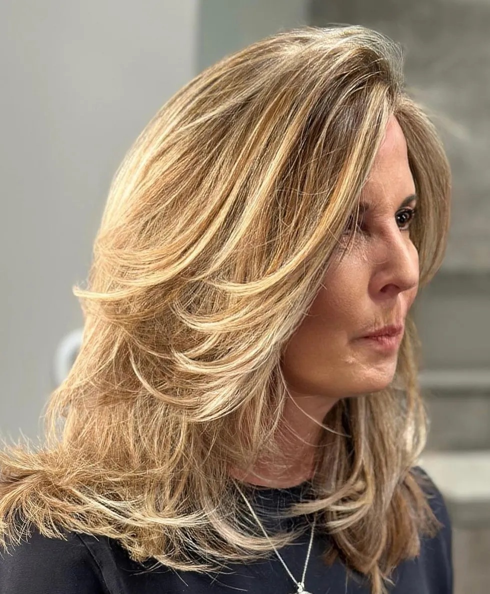 mulher madura com mechas loiras em estilo balayage
