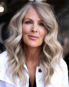 mulher madura com mechas naturais