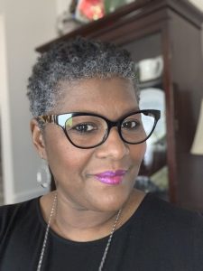 5 maquiagens que acabam com o seu rosto se você usa óculos depois dos 50