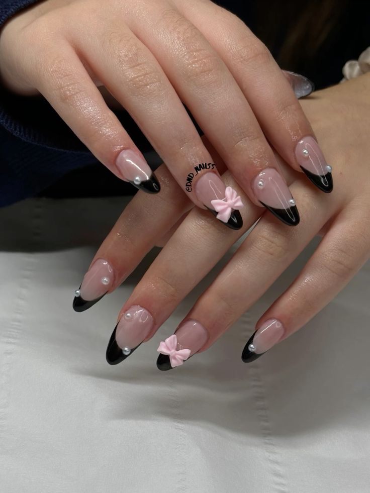 Ideias de unhas pretas ousadas com laços
