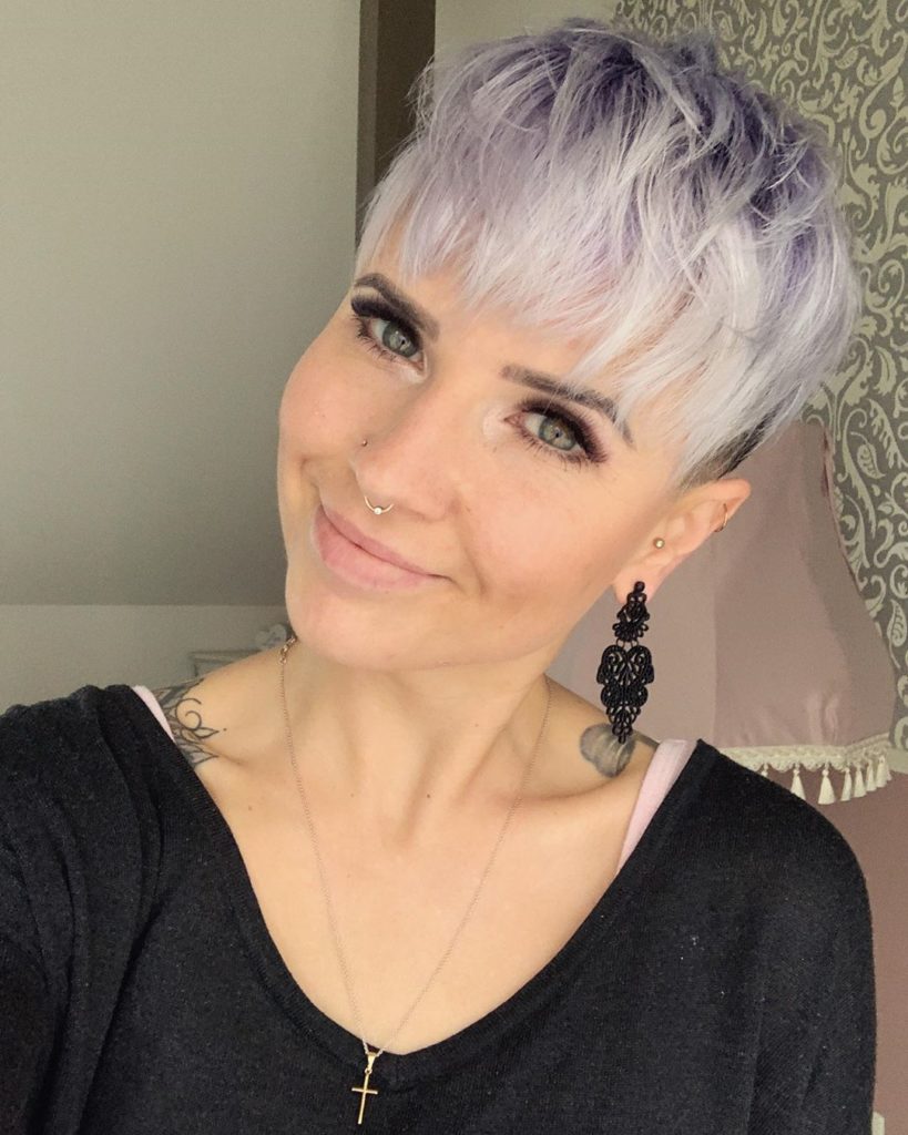 mulher com corte pixie