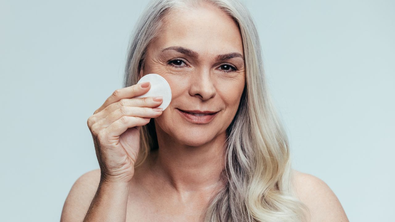 mulher madura cuidando da pele