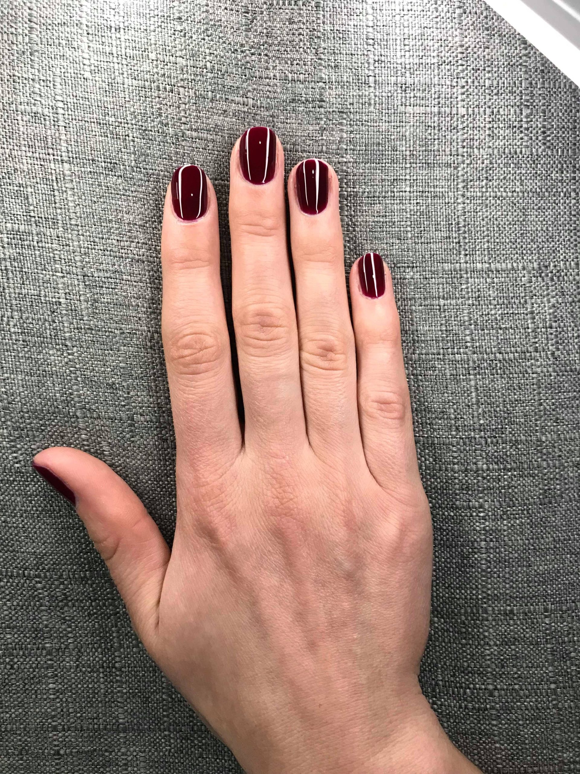 cor borgonha em unhas curtas