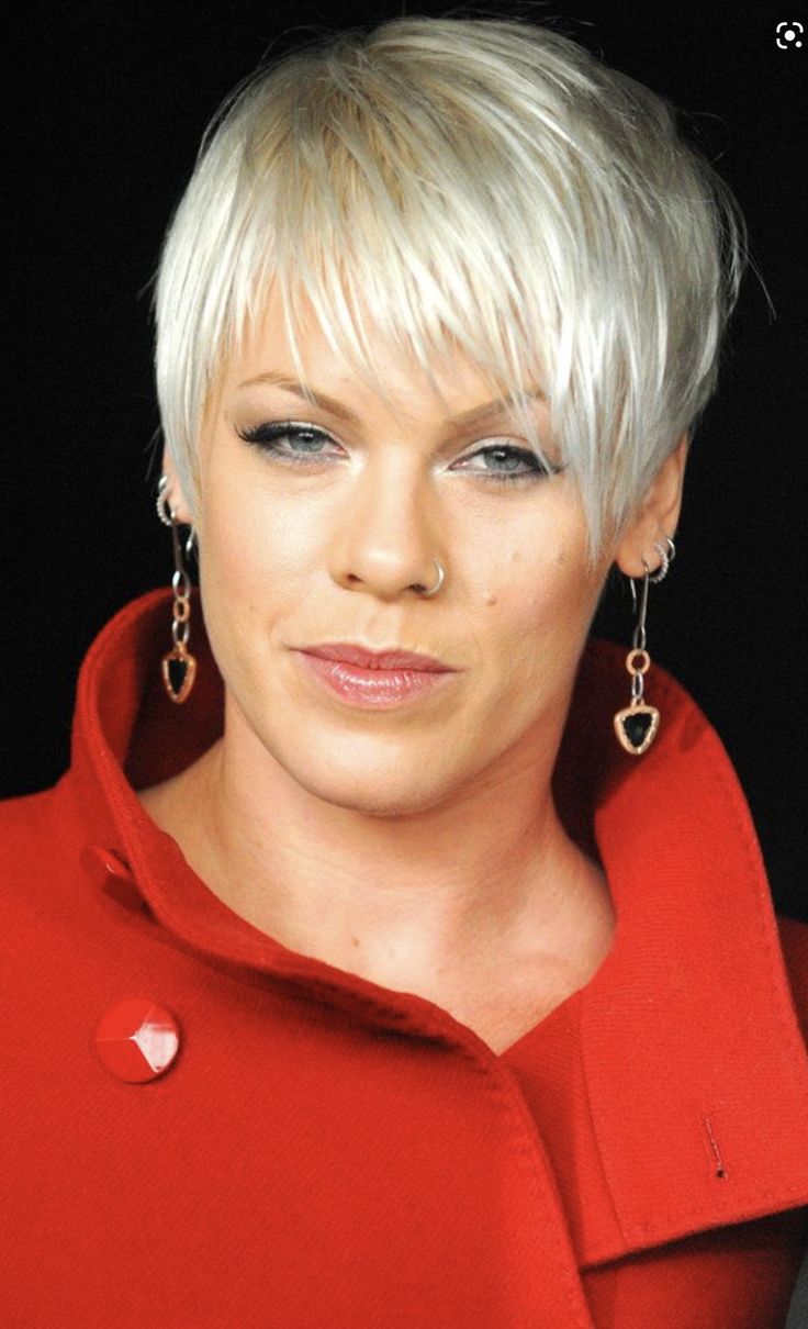 pixie com franja longa para mulheres 50+