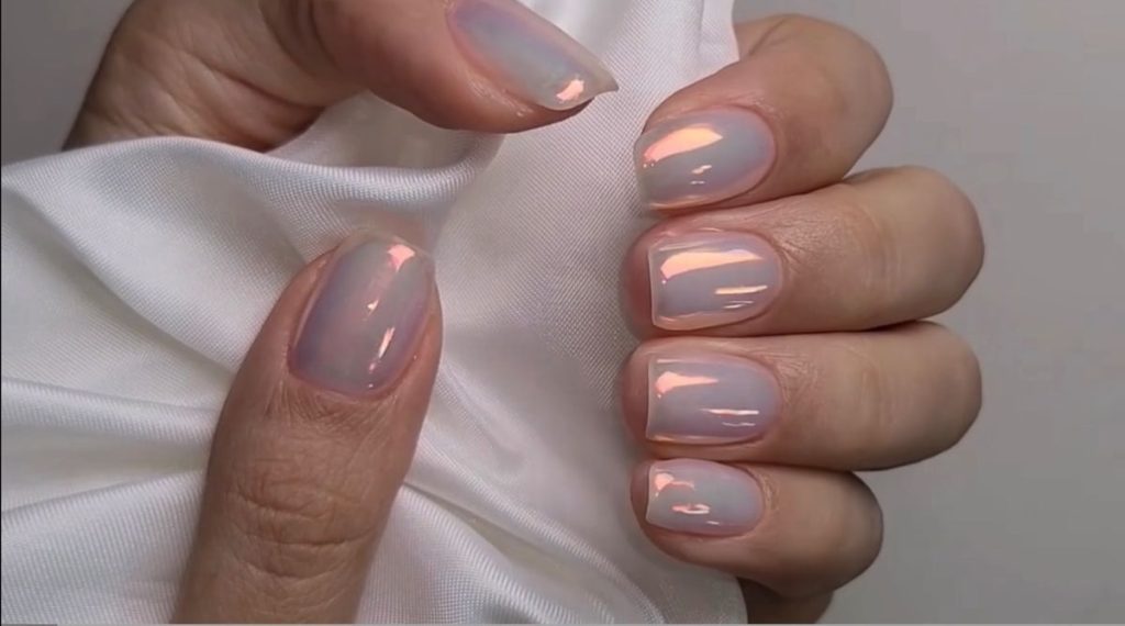 unhas curtas cromadas claras