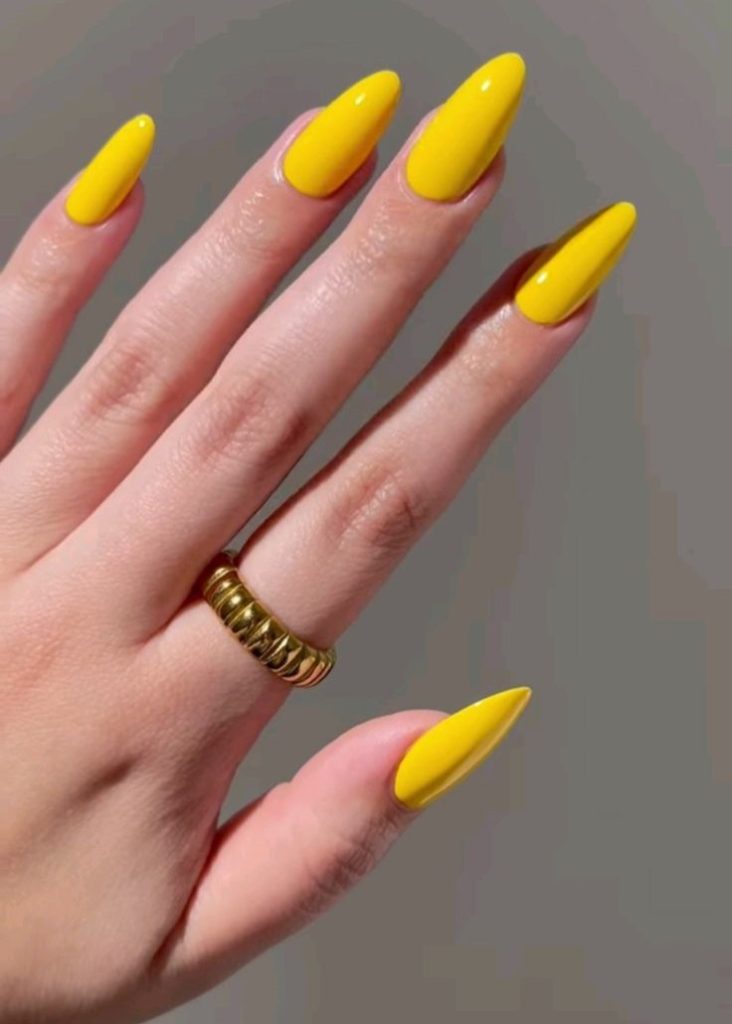 Amarelo neon está entre as cores de esmalte fora de moda