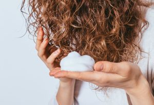 Como usar mousse no cabelo ondulado