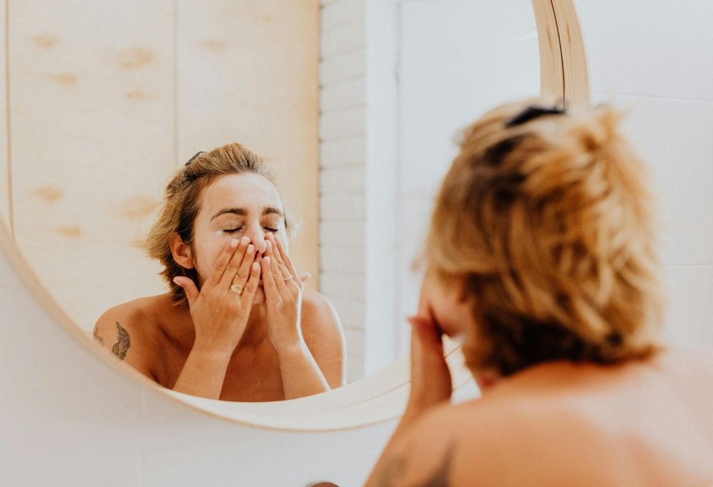 Erros pele madura lavar o rosto em excesso (1)