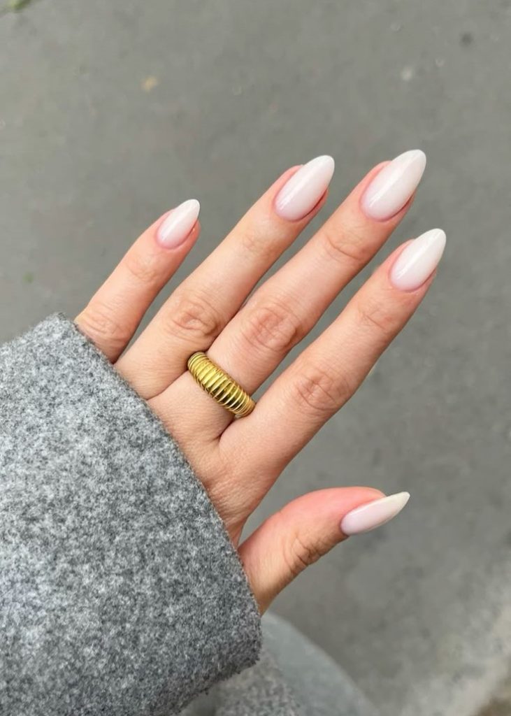 Milky nails é tendência para 2025