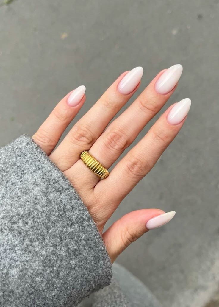 Milky nails é tendência para 2025