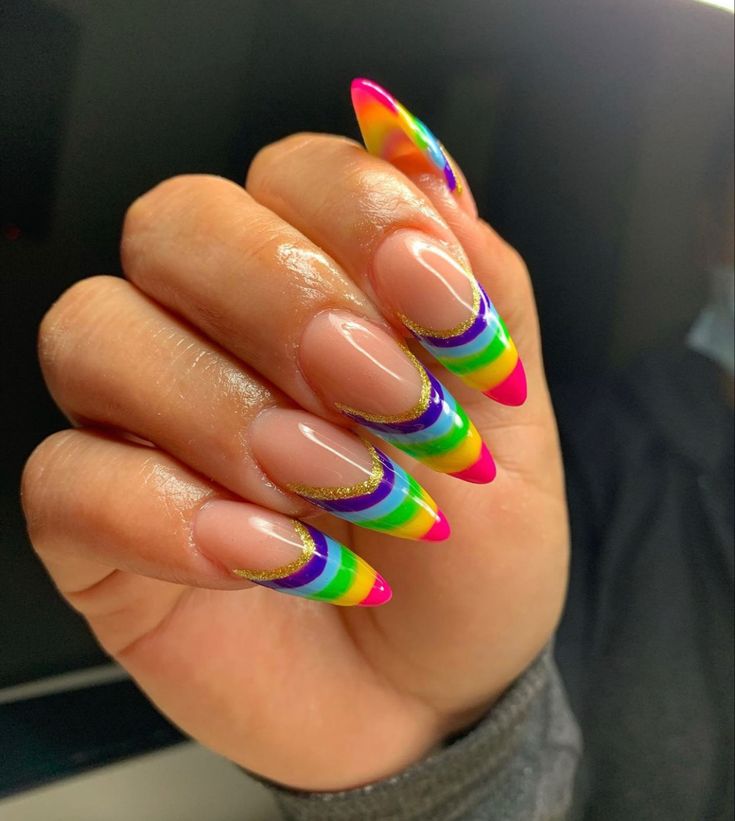 Unhas decoradas de carnaval no estilo arco-íris