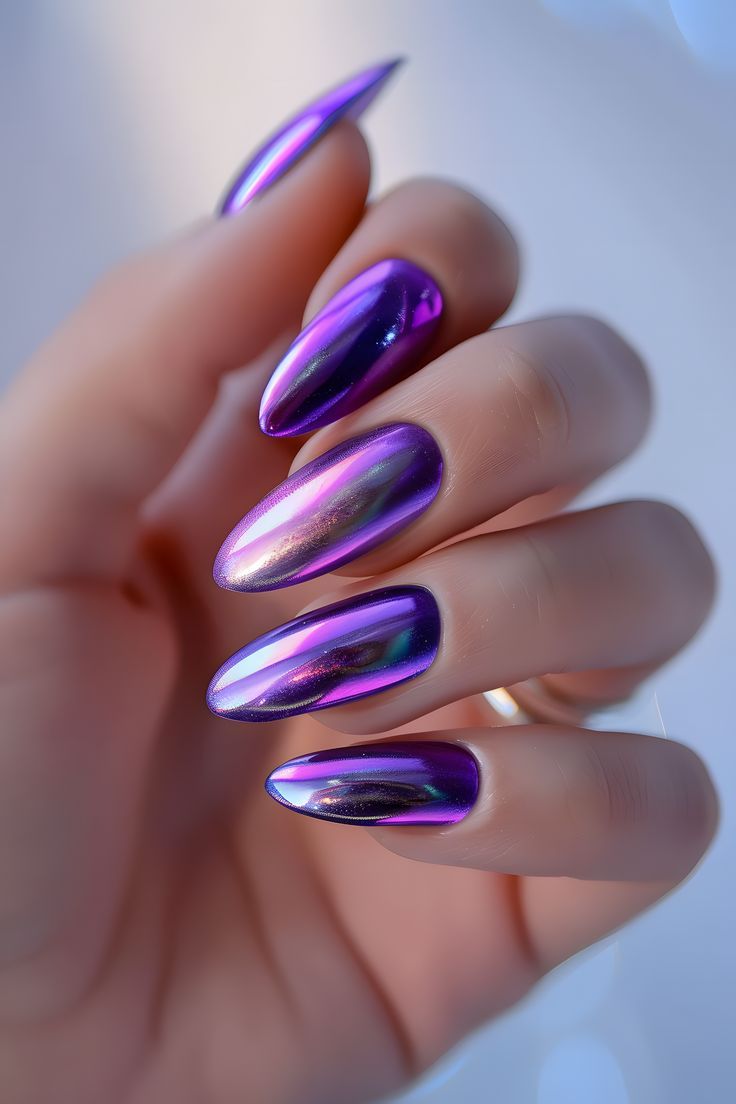 Unhas roxas cromadas| Foto: Pinterest