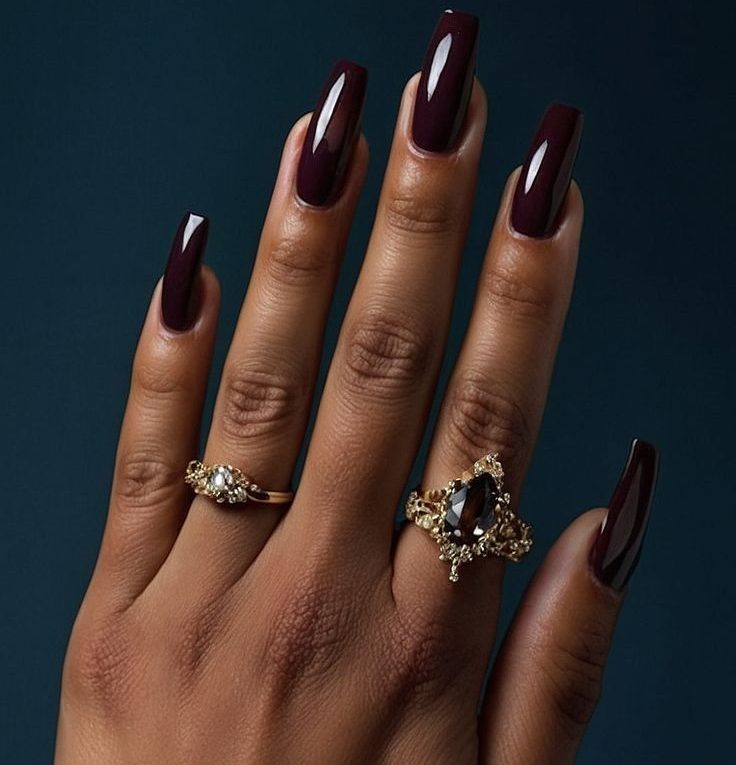 Unhas vermelho vinho