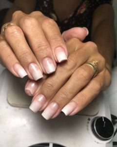 unha decorada clara para mulheres maduras