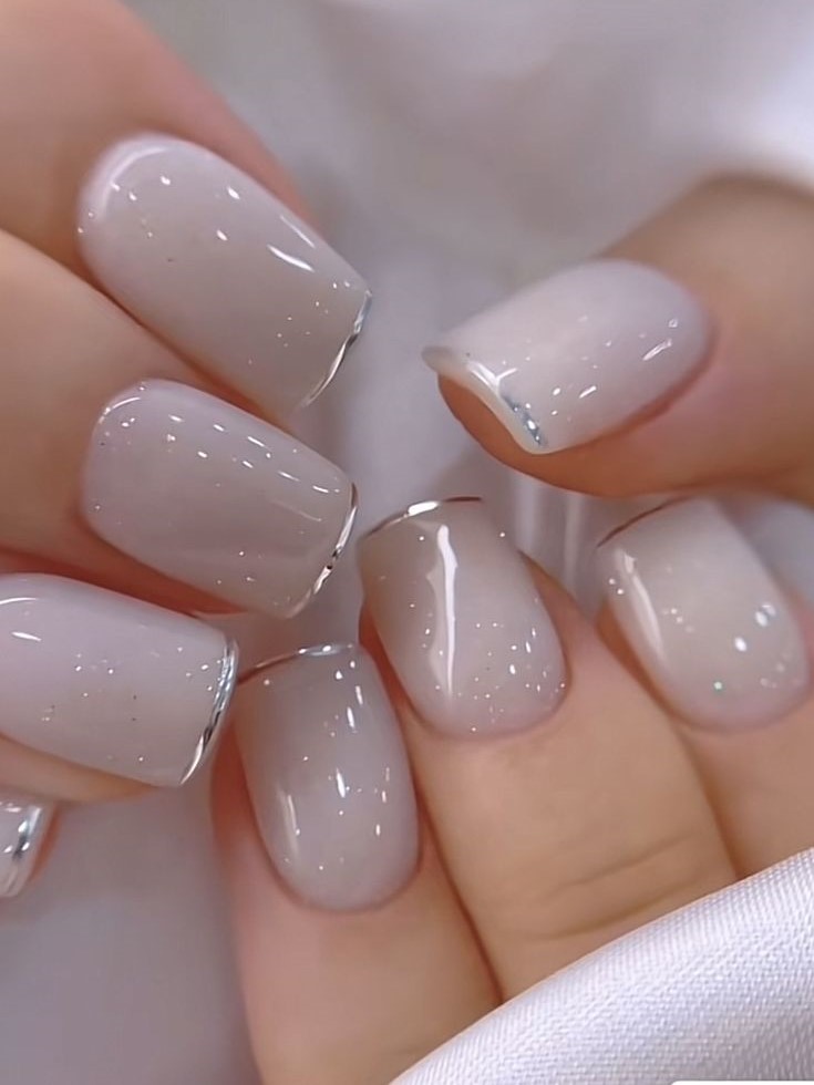 unhas francesinhas brilhantes e discretas
