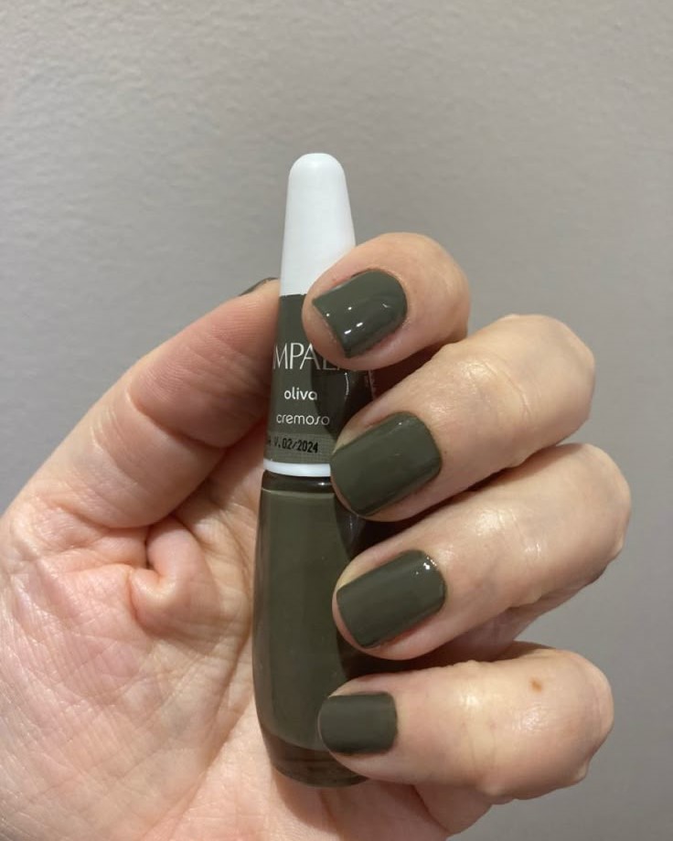 verde oliva - cores de esmaltes para mulheres maduras