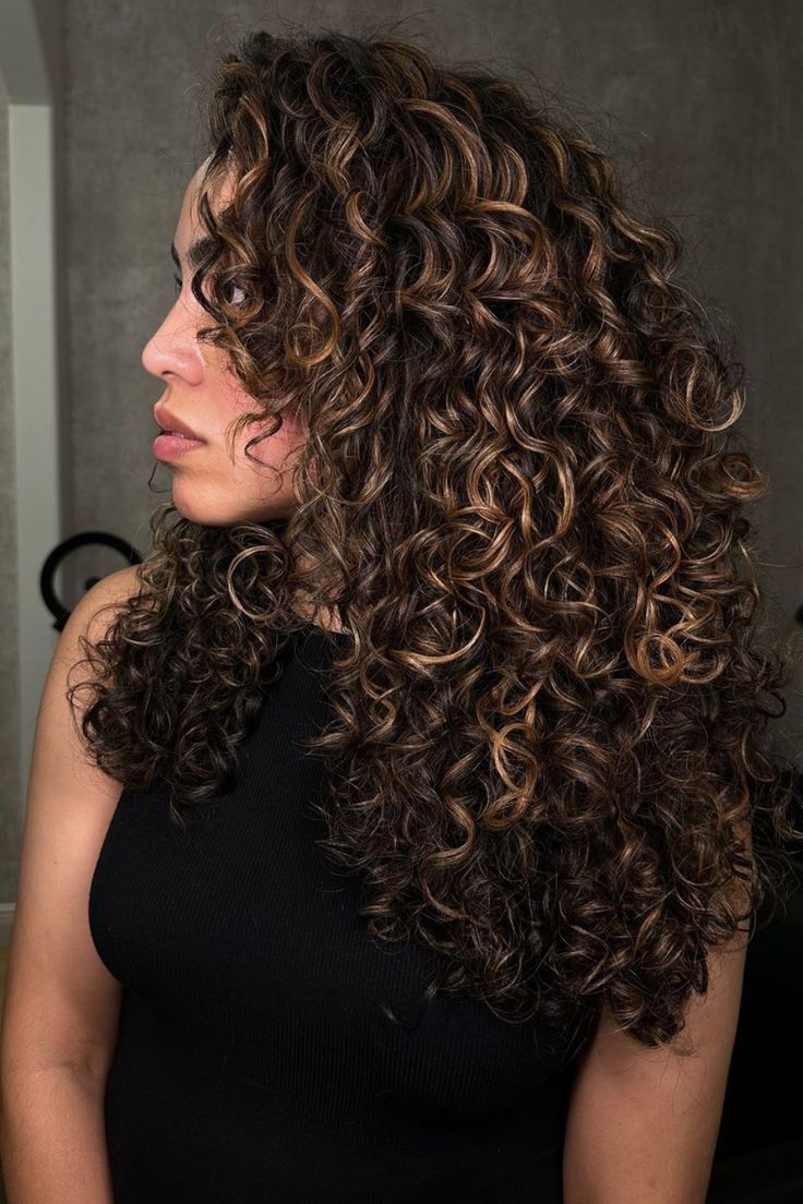 Cabelo castanho mel cacheado