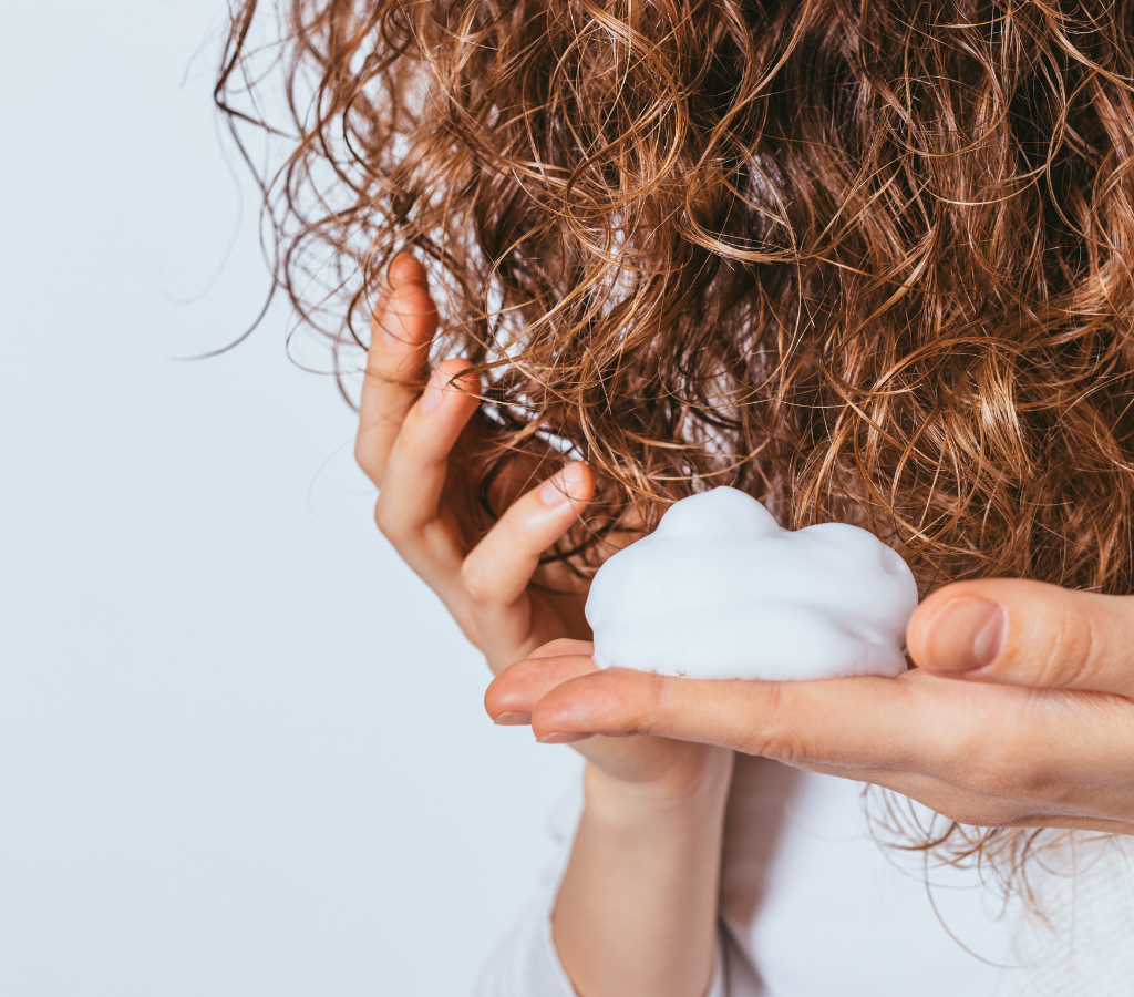 Exagerar no gel na finalização dos cabelos cacheados