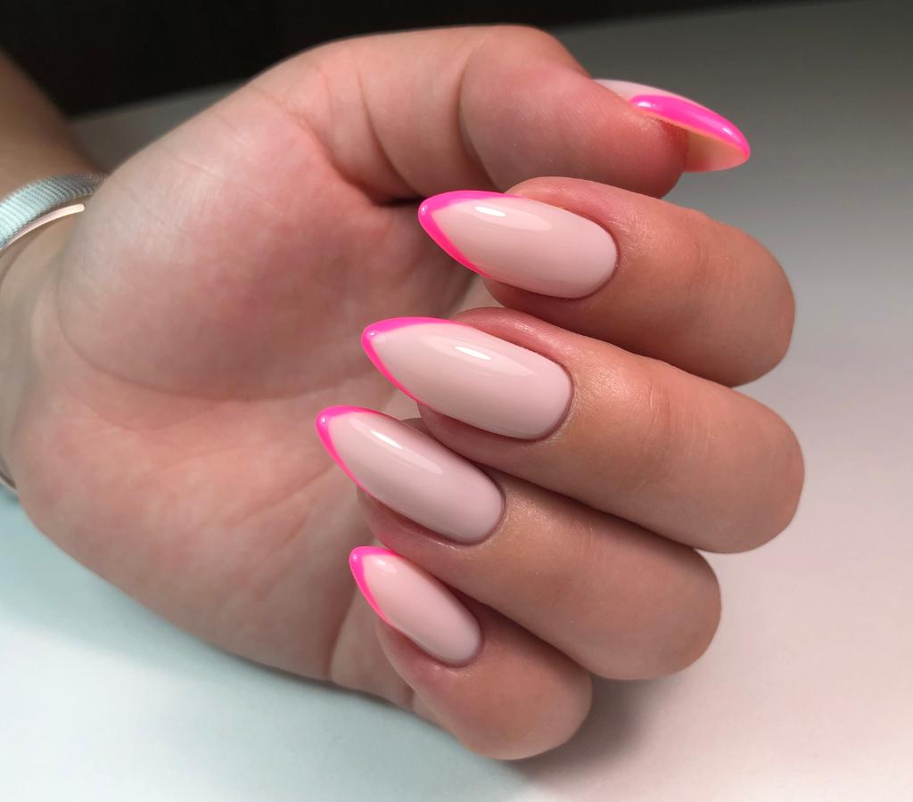 Francesinha rosa com linhas tortas - erros comuns ao decorar unhas