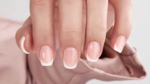 Minimalismo em alta: pequenos detalhes que vão elevar o estilo das suas unhas decoradas