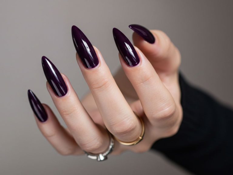 Roxo intenso é uma ótima cor para unhas compridas