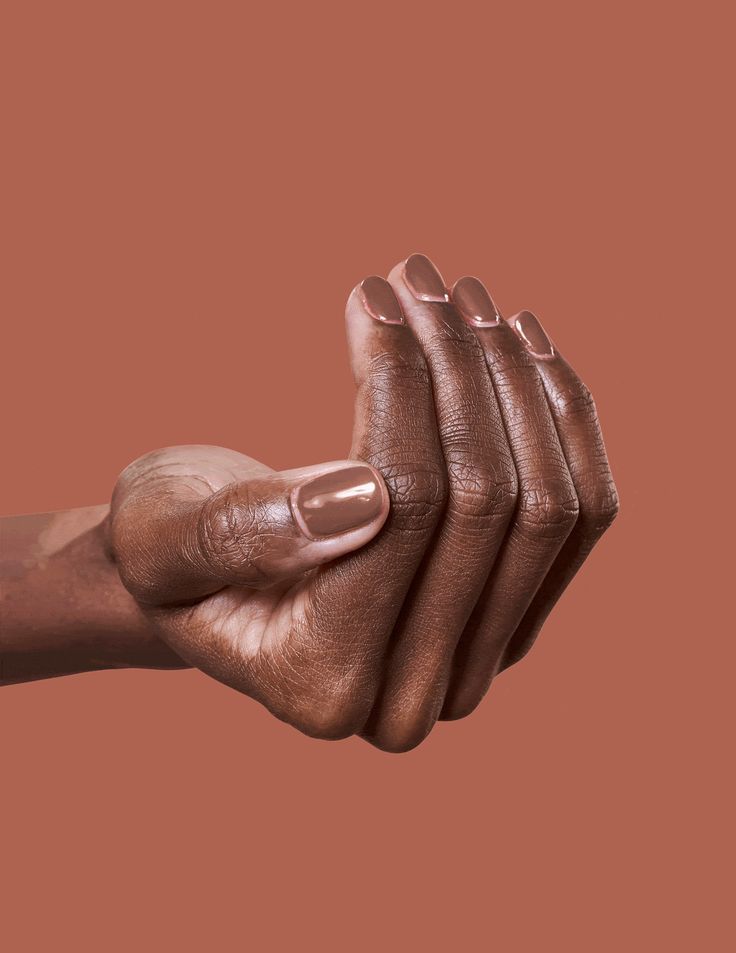 Unhas curtas com esmalte marrom