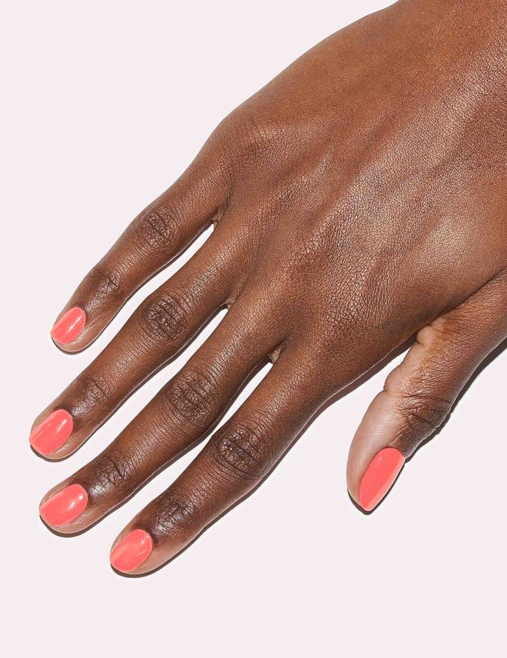 Unhas curtas com esmalte rosa pêssego