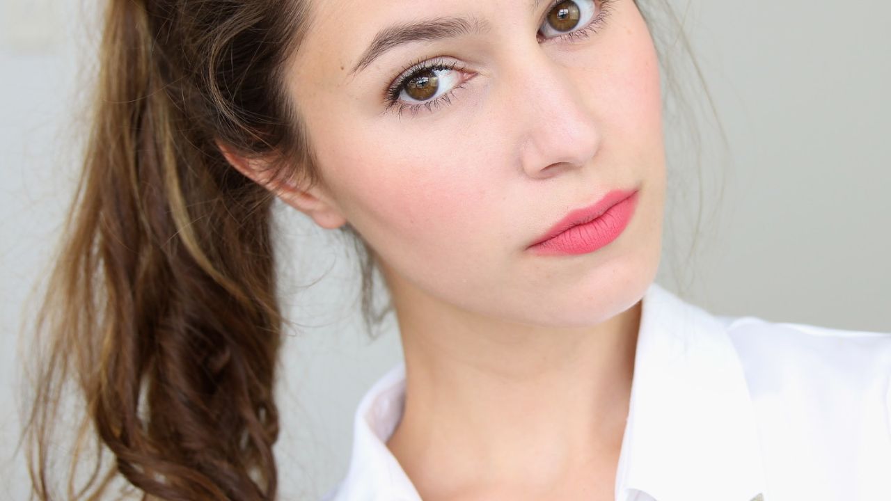 batom rosa sutil em mulher jovem