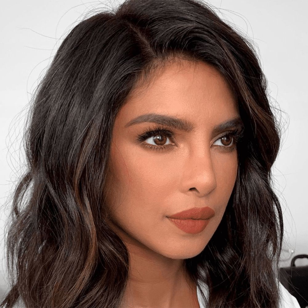 mulher com batom em cor laranja queimado