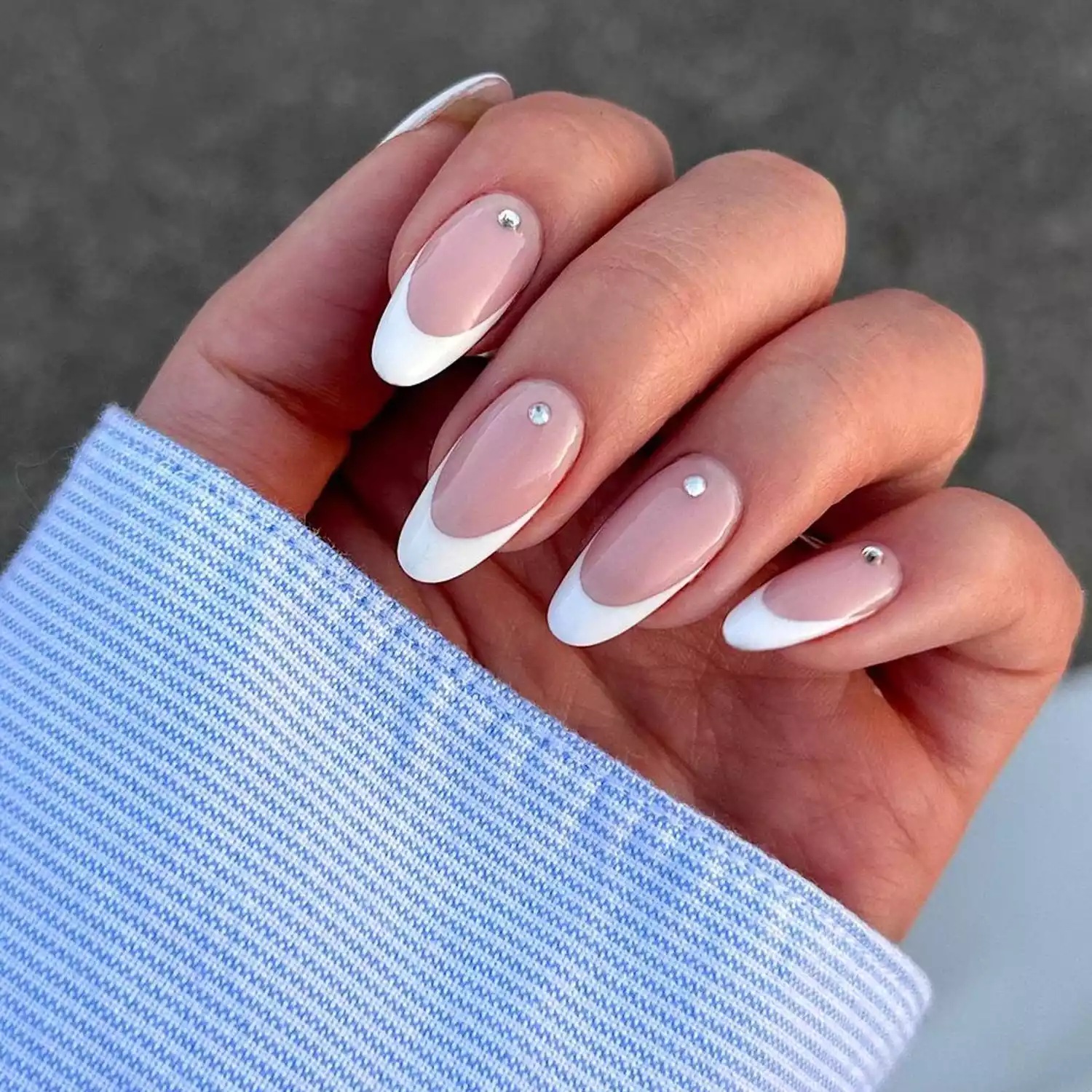 unhas com francesinha branca e ponto de strass