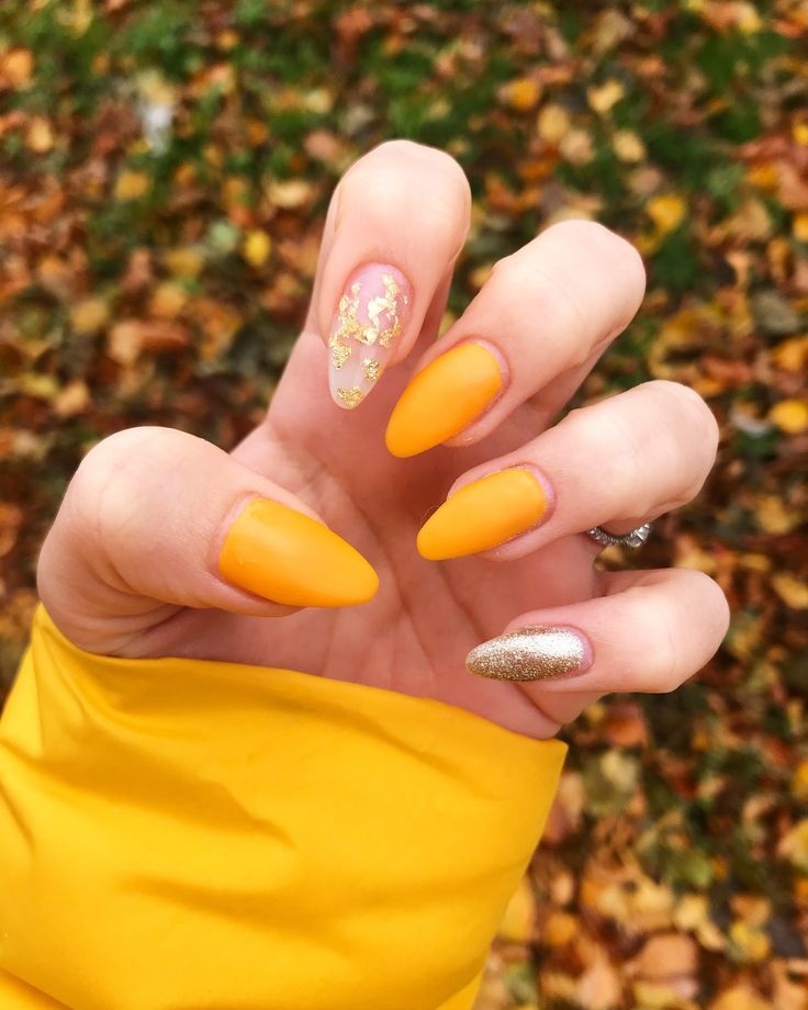 unhas decoradas em amarelo mostarda