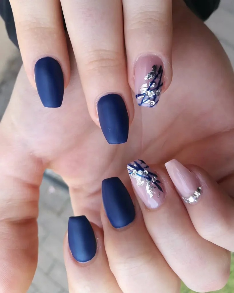 unhas decoradas em azul-marinho