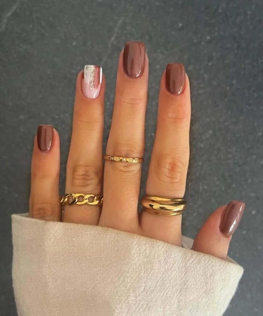 unhas decoradas em tom terroso