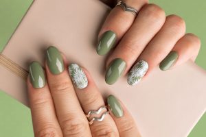 unhas decoradas em tom verde-militar