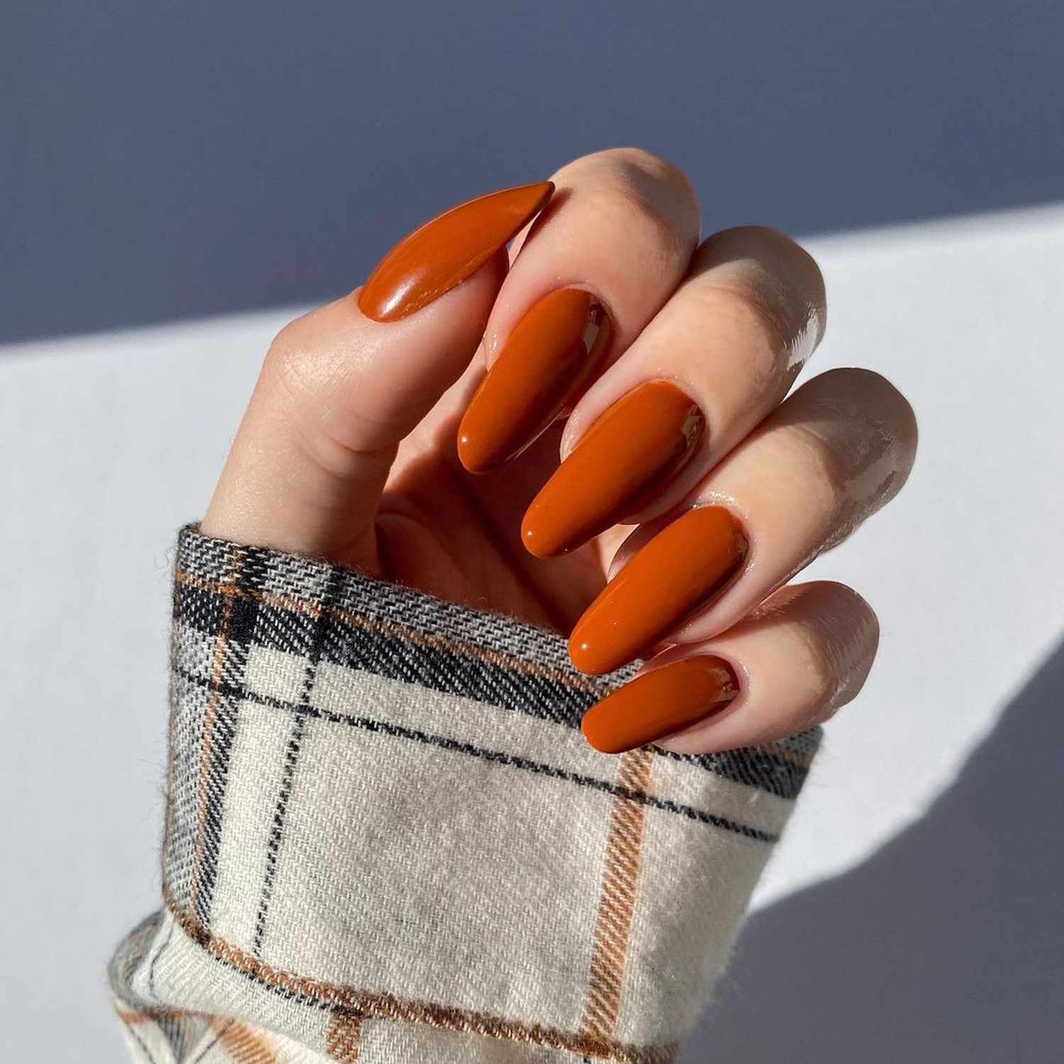 unhas em tom laranja queimado