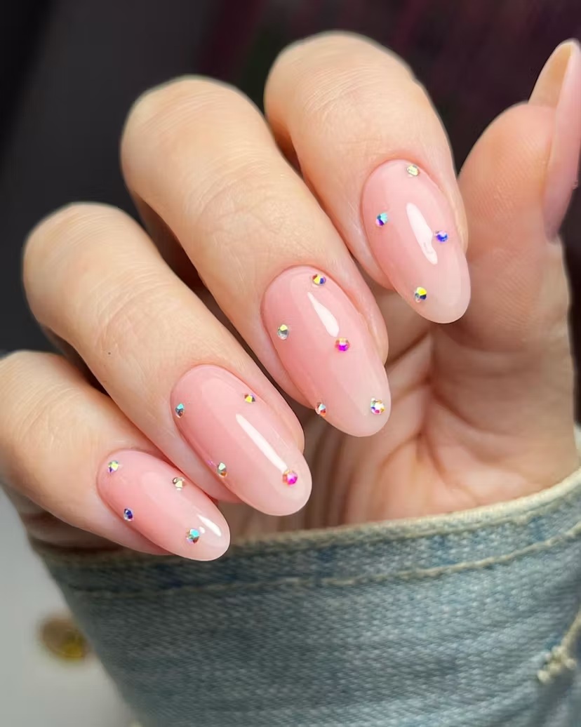 unhas minimalistas com pontos de strass