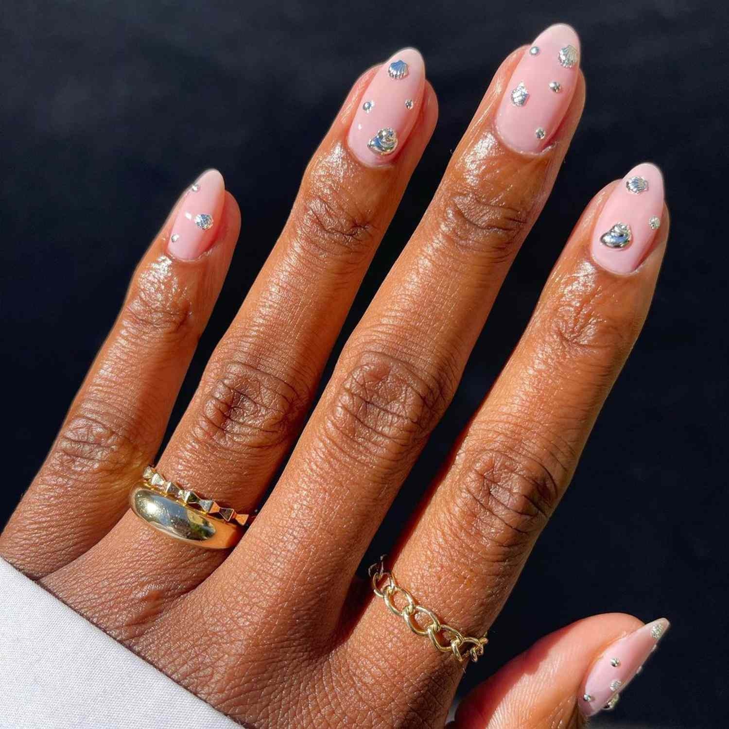 unhas minimalistas com strass em diferentes formatos