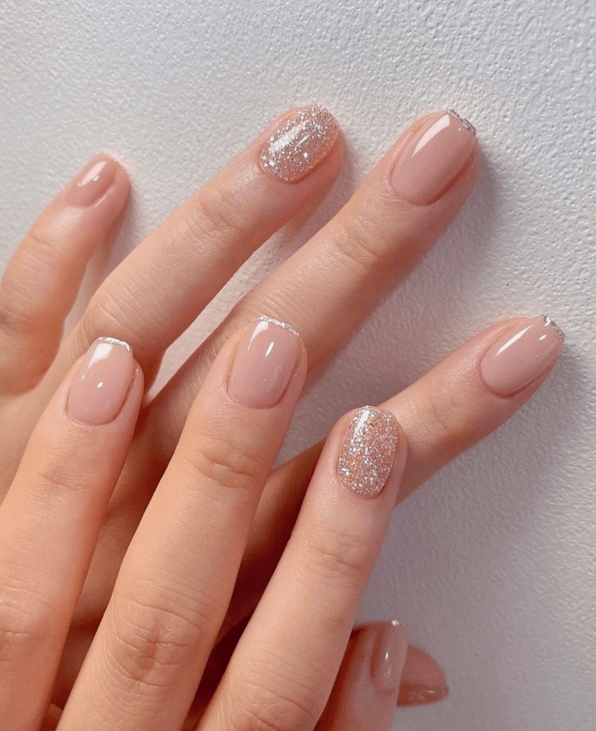 unhas minimalistas com uso de glitter