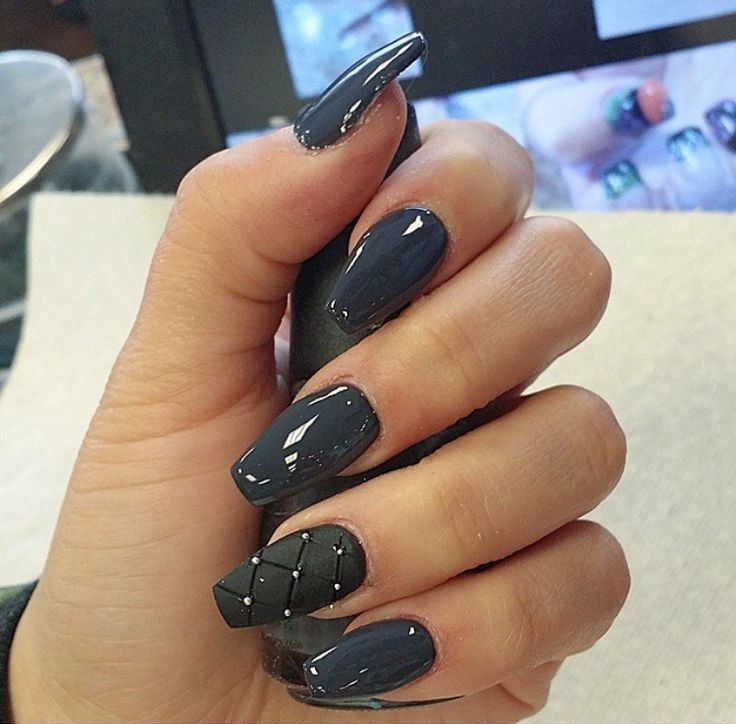 unhas pintadas em cinza charcoal