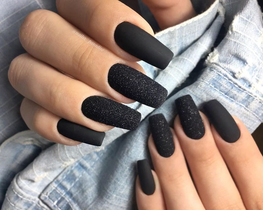 Esmalte preto fosco com glitter para madrinhas de casamento