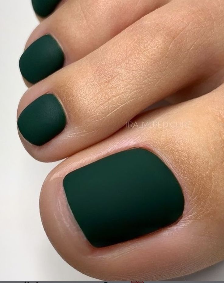 Unhas dos pés com cor escura diferente