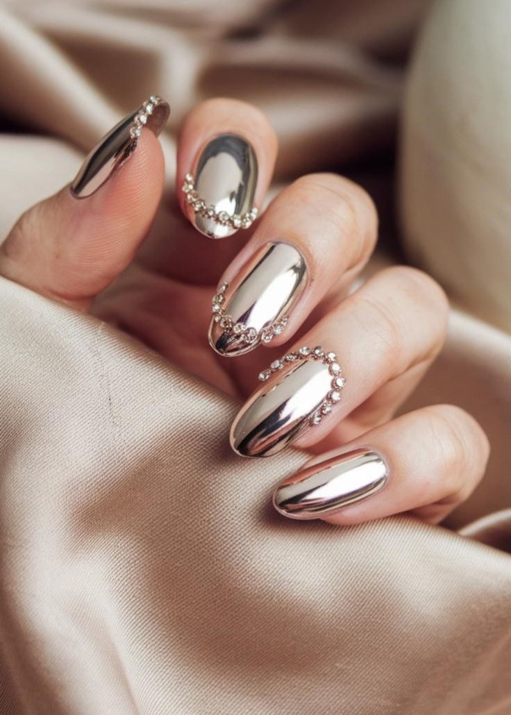 Unhas metalizadas cor prata com pedras