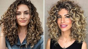 Você tem cabelo cacheado? Então precisa conhecer estas mechas loiras que valorizam os cachos