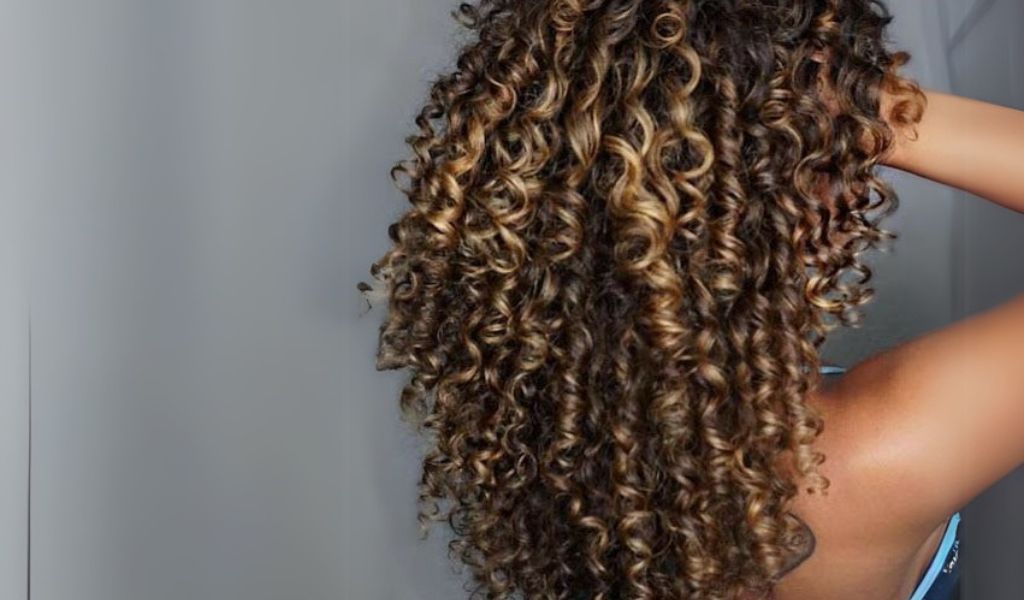 frizz no cabelo cacheado fitagem