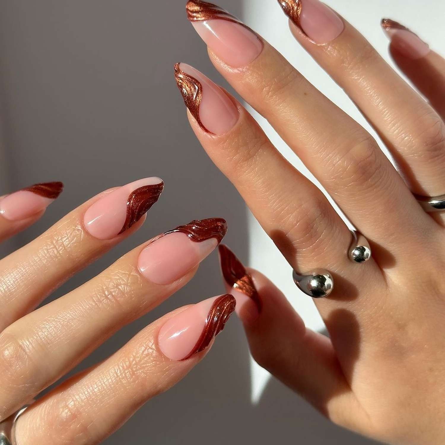 unhas com detalhe marrom