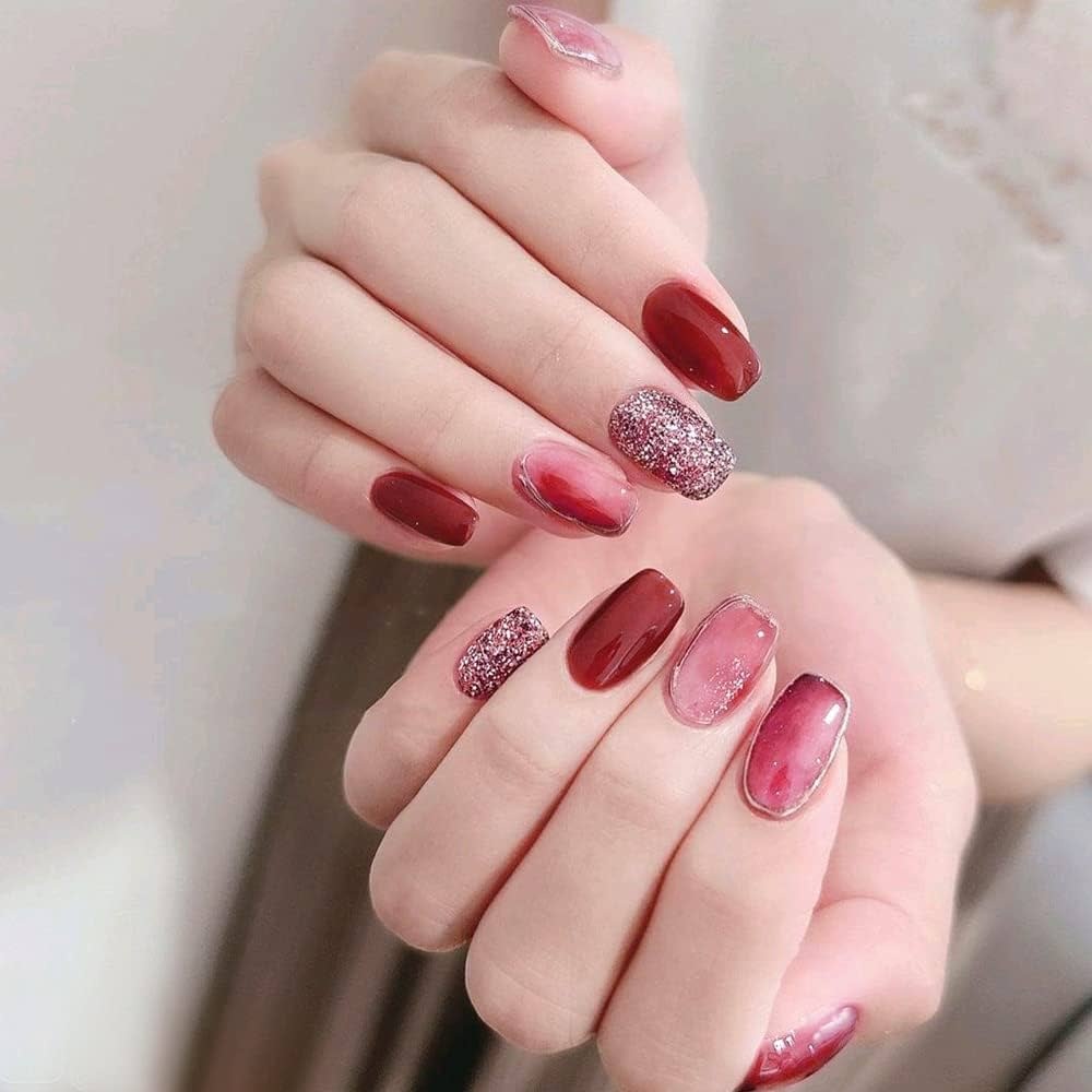 unhas decoradas em vermelho e glitter