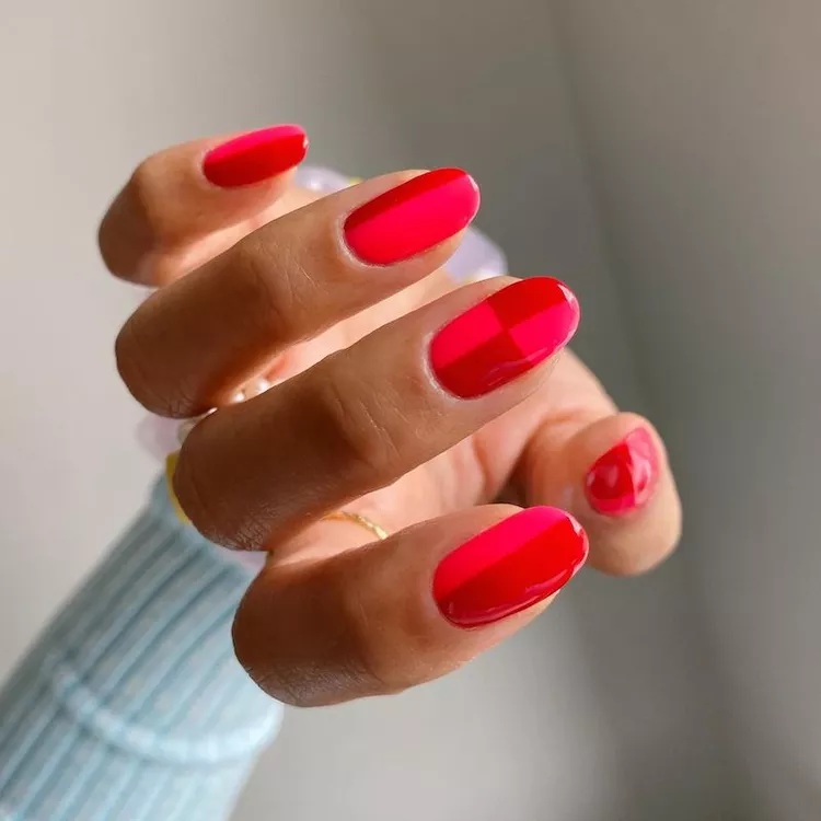 unhas decoradas em vermelho e rosa