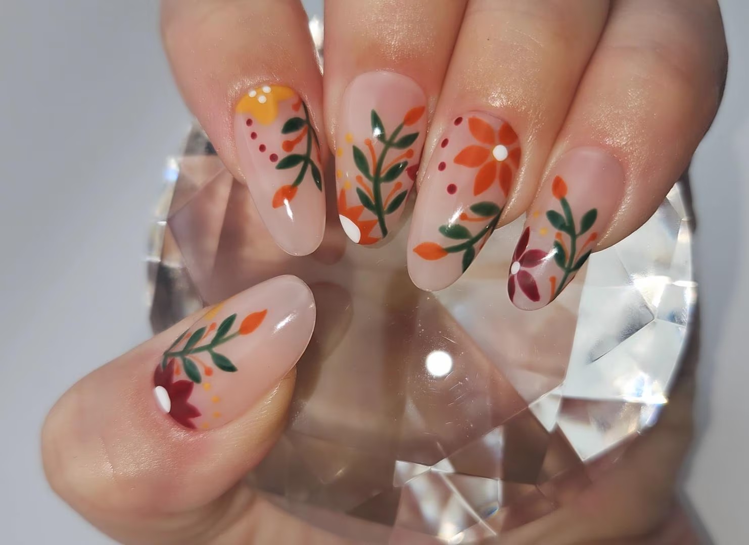 unhas em estilo floral gráfico com ar artesanal