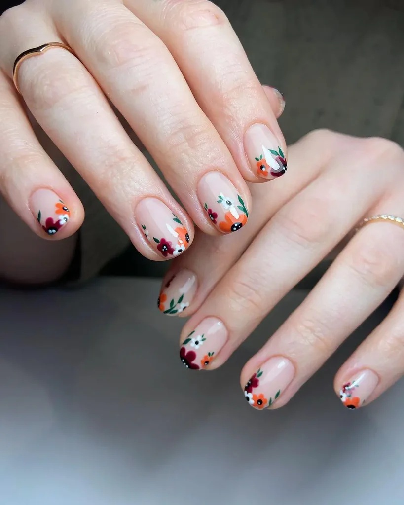 unhas em estilo moderno com flores nas bordas