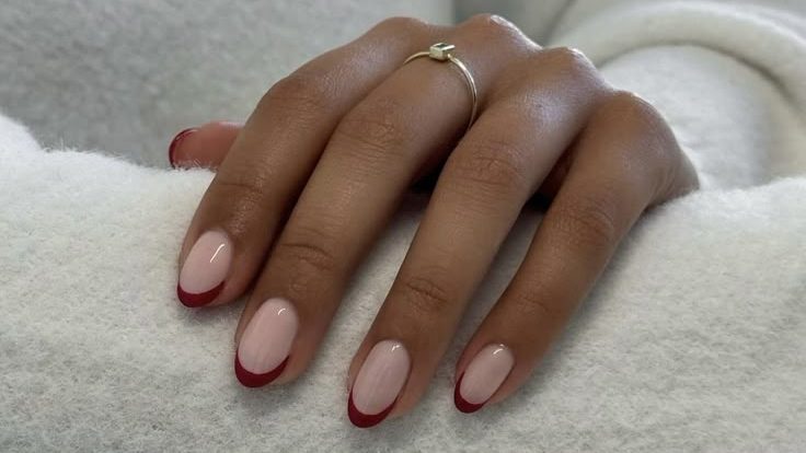 Francesinha vermelho escuro em unha redonda para o outono